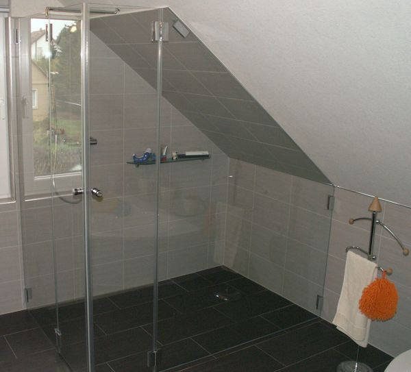 Dusche in einer Nische