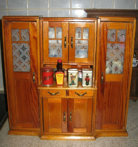 Schrank einer Puppenstube